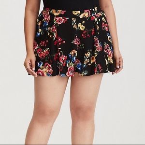 torrid black challis floral shorts 🌺